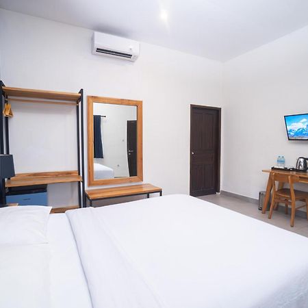 Готель La Casa Jogja Kejayan Екстер'єр фото